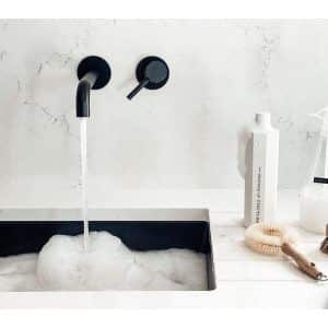 Grifo monomando con maneral negro a muro para lavabo o tarja GB-052 - Imagen 2
